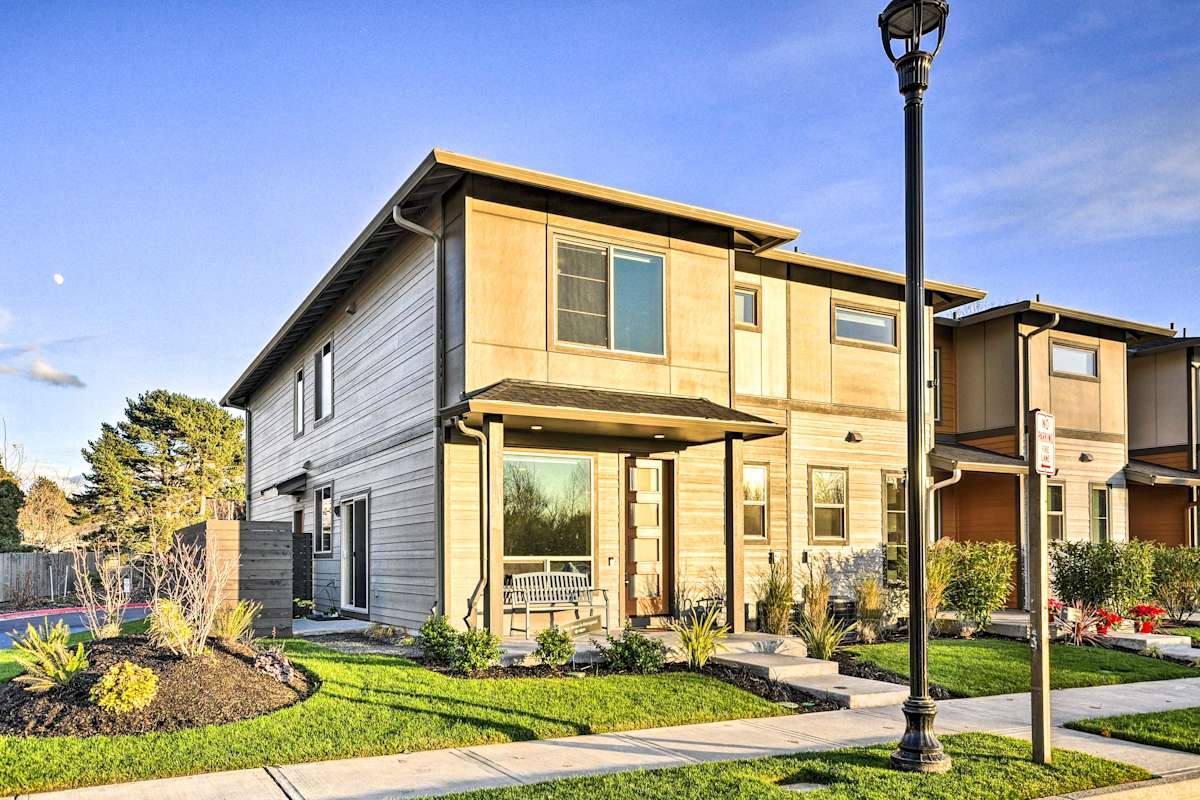 Modern Troutdale Townhome 15 Miles to Portland! Evolve