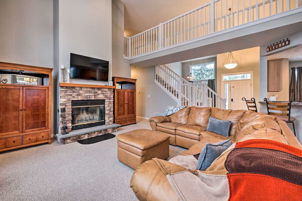 Spacious Home on Golf Course w/ Lake & Pool Access Pocono Pines, PA Evolve