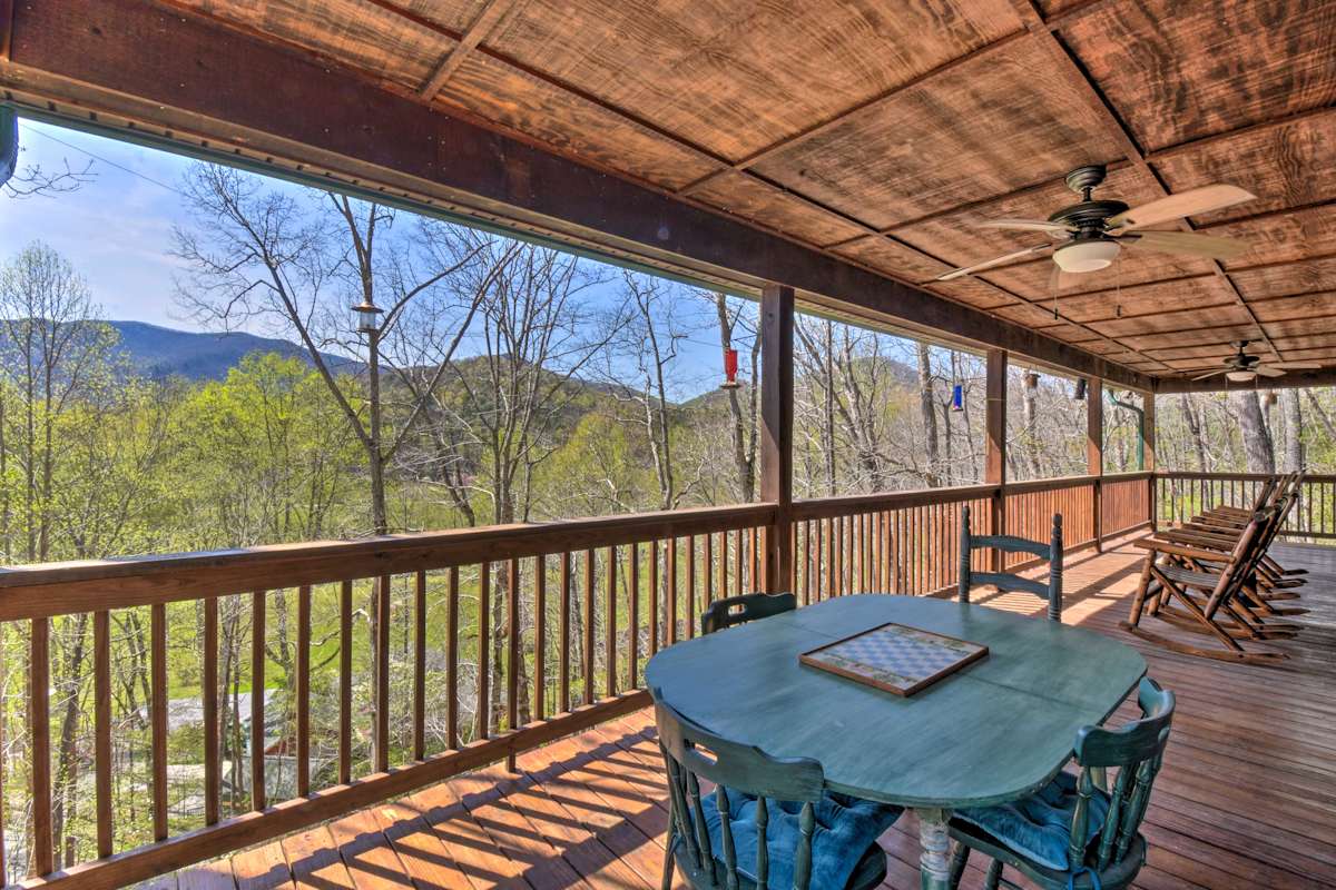Spacious Hiawassee Cabin w/ Porch & Mtn View! Evolve