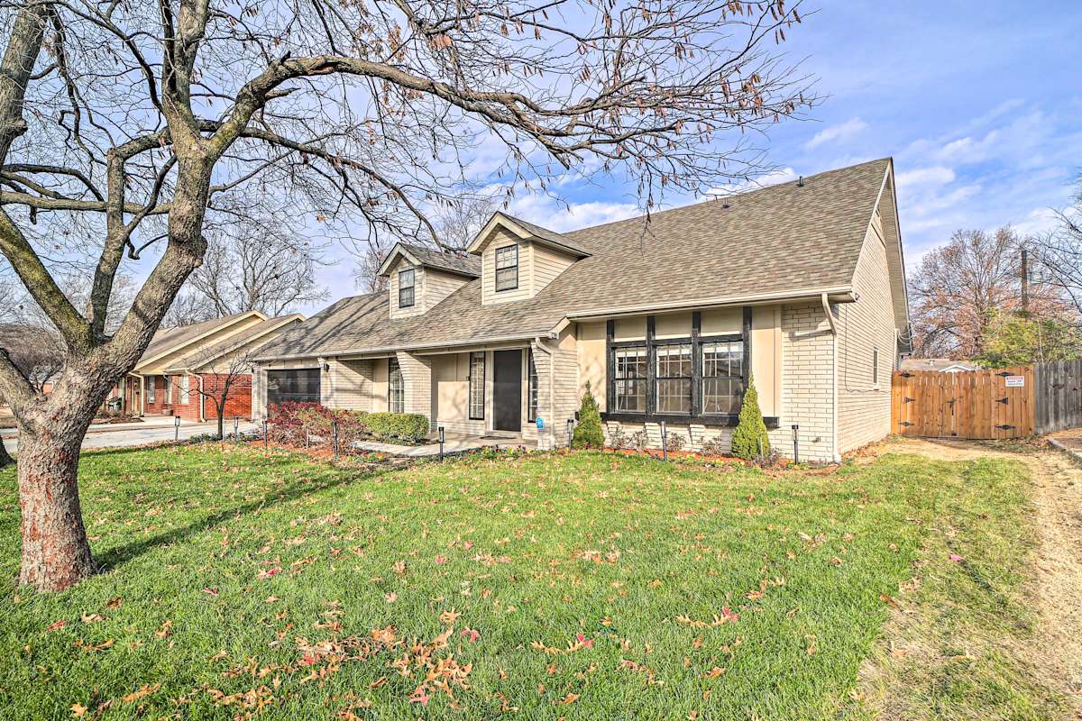 Immaculate 'Woodland View' Retreat w/ Hot Tub Tulsa, OK Evolve