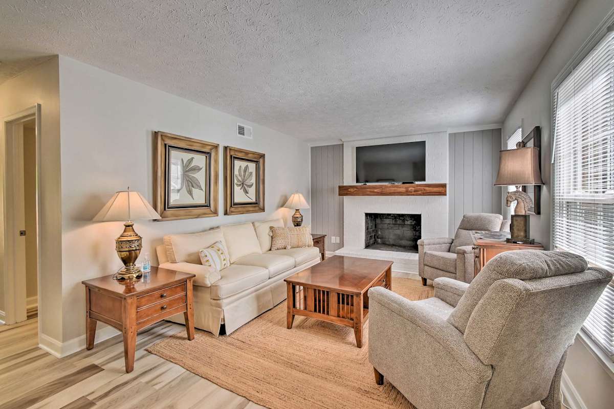 Downtown Southern Pines Townhome with Deck! Evolve