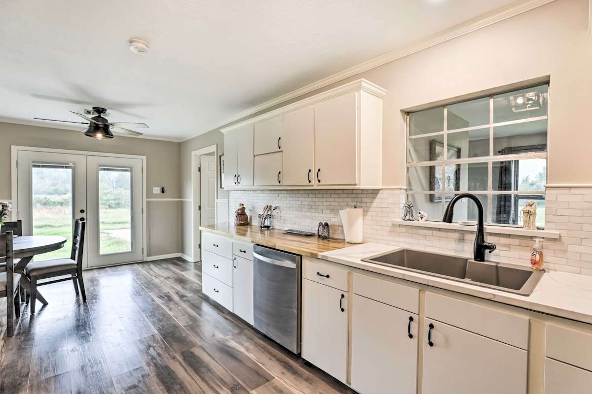 Sealy Home w/ Pasture Views + Near Hiking! Evolve