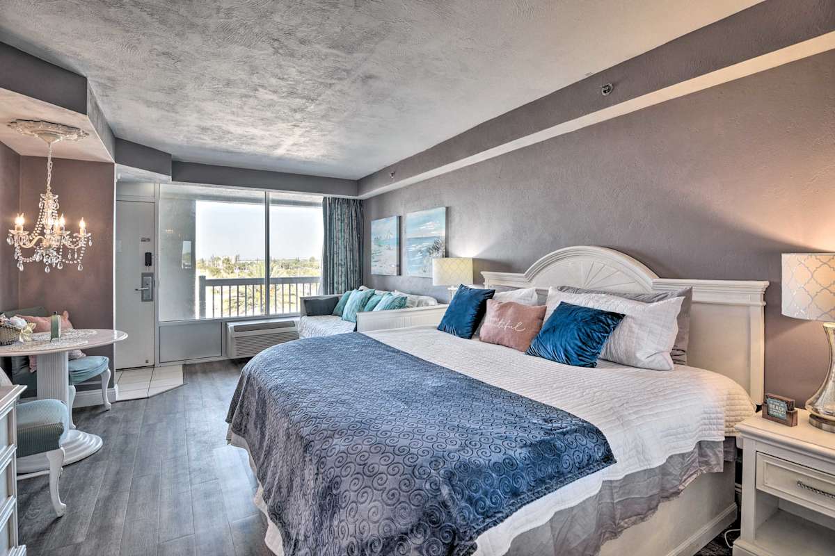 Community Perks! Dreamy Daytona Studio