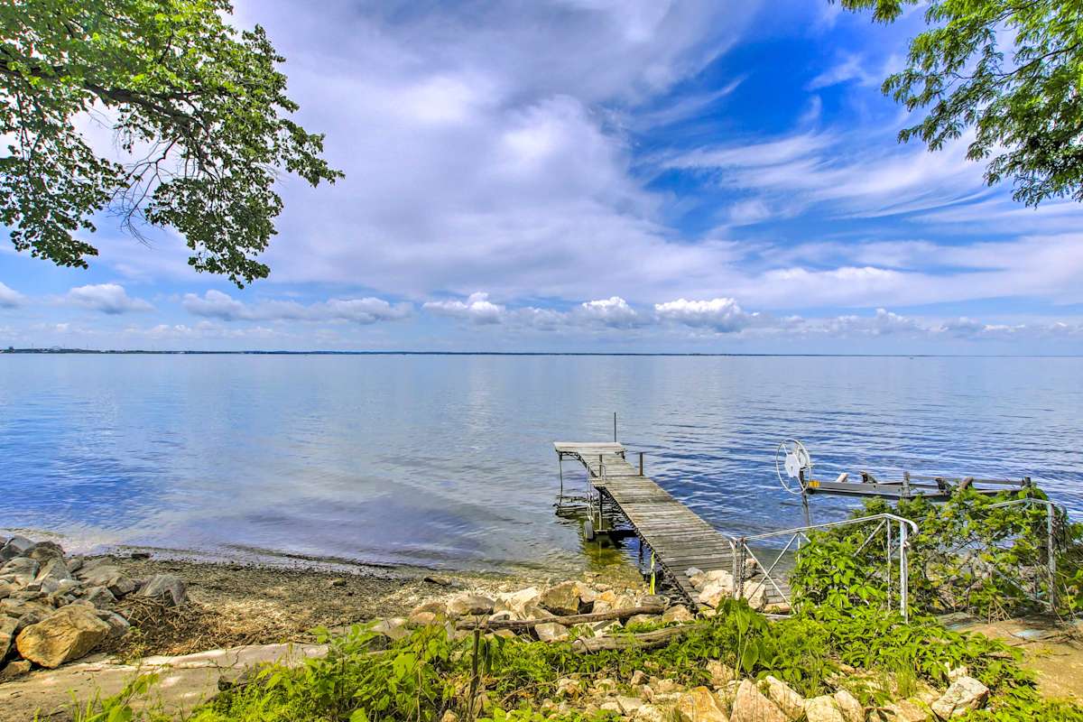 Spacious Waterfront Retreat Near UWGreen Bay Evolve