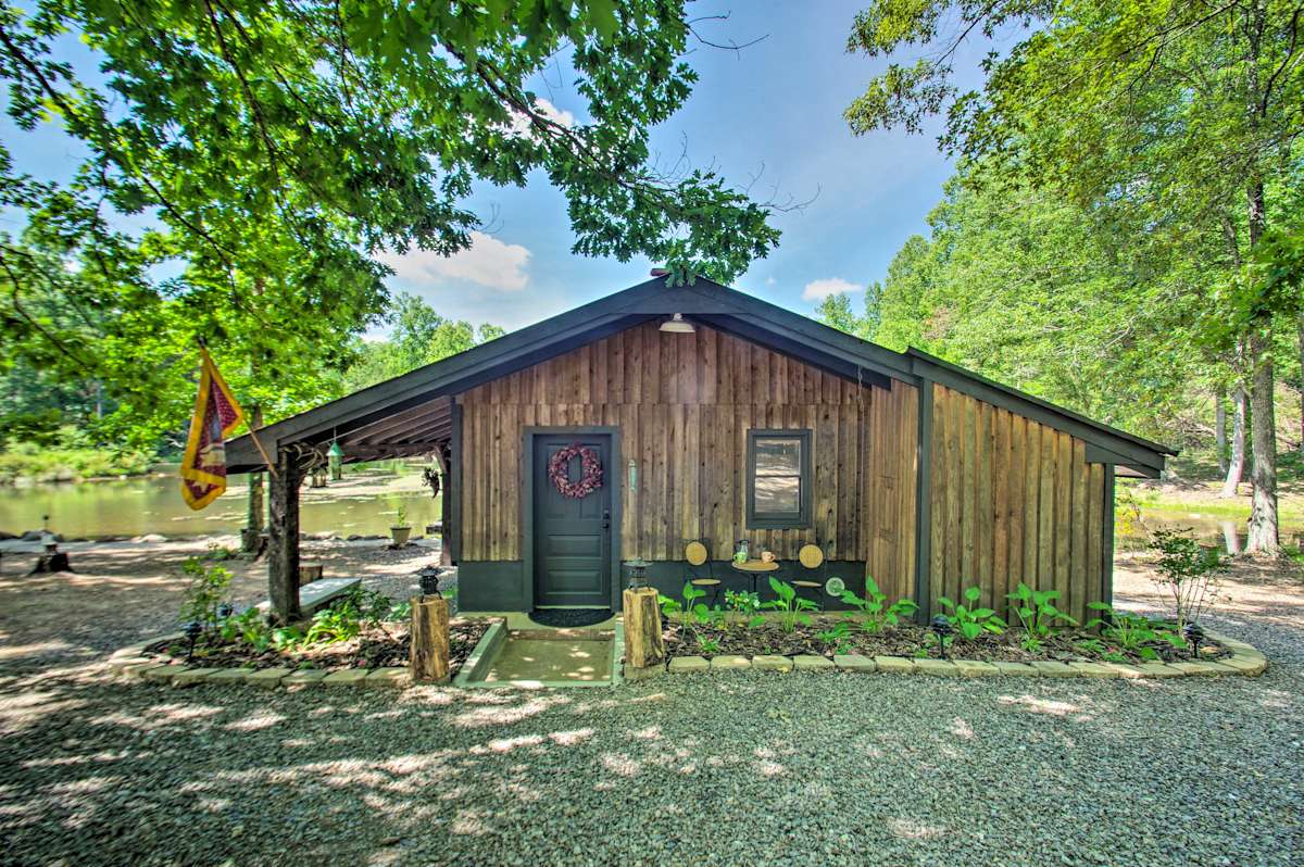 Charming Lakefront Cabin Fish, Hike & More! Scottsville, VA Evolve