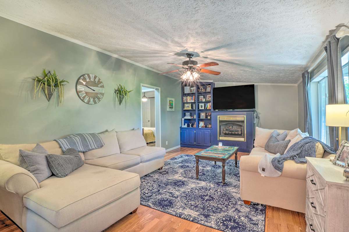 Noteworthy Cabin Grill, Walk to Beaver Lake! Rogers, AR Evolve