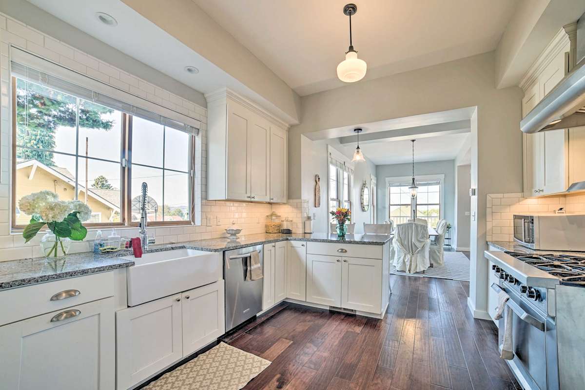 Mukilteo Retreat w/ Fire Pit & Ocean Views! Evolve