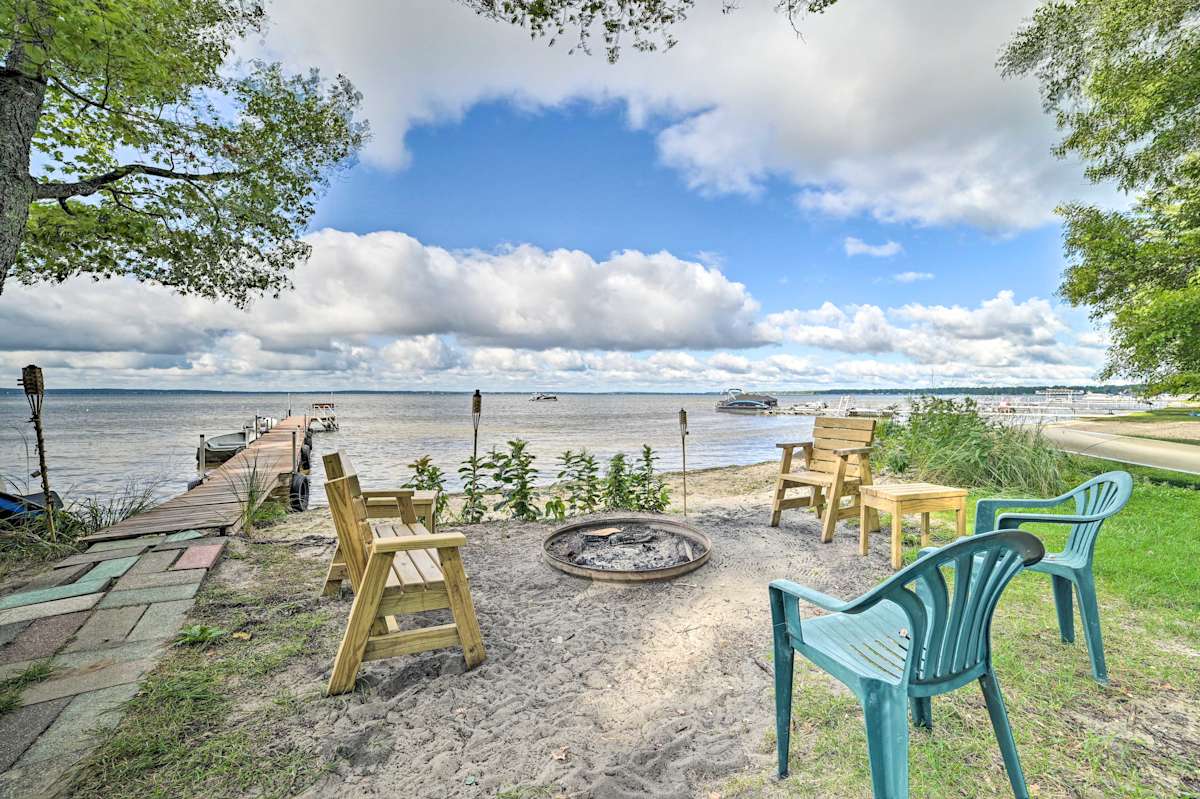 Houghton Lake Cabin w/ Great Outdoor Space! Evolve