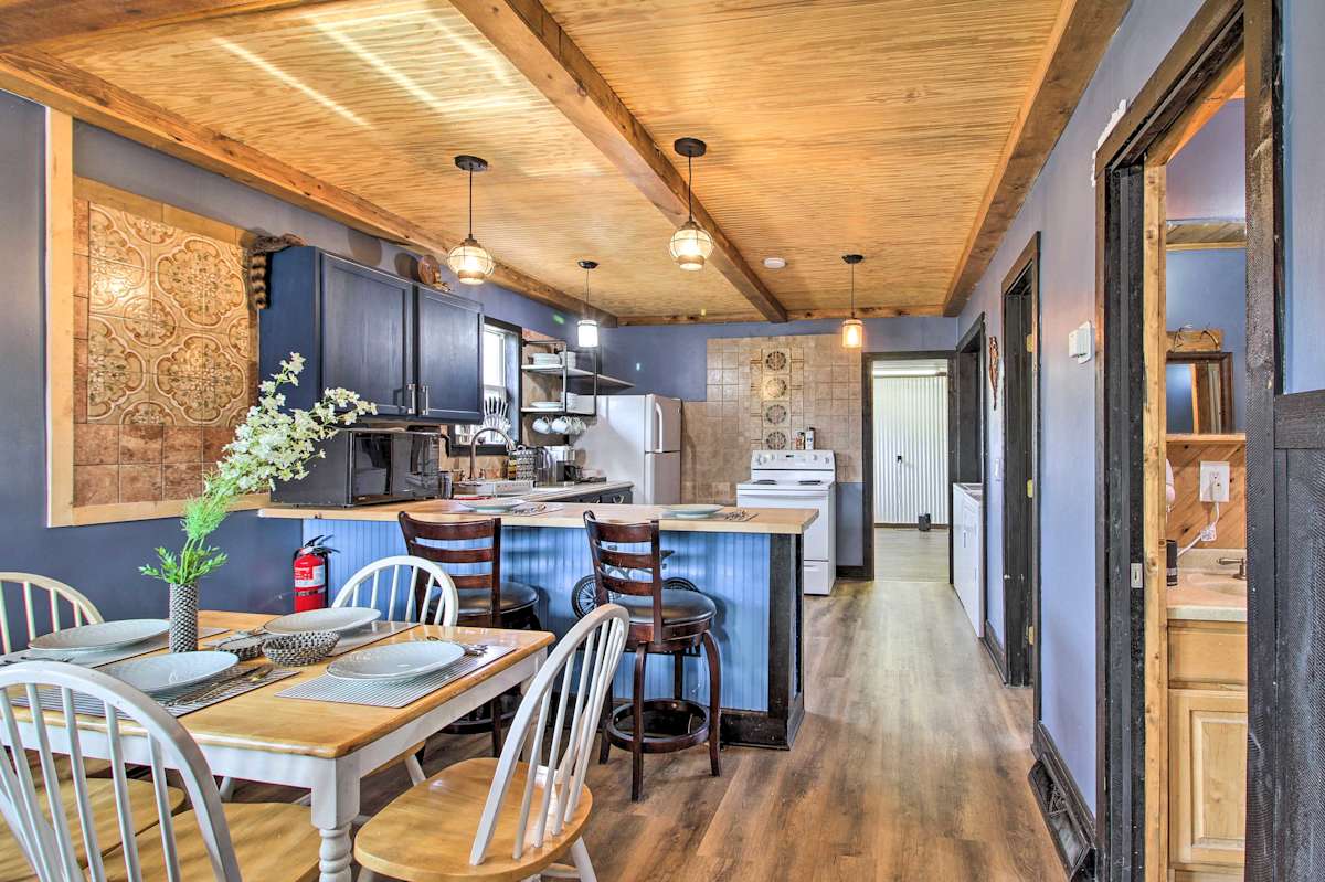 Cozy Ironton Getaway w/ Fire Pit, Gas Grill! Evolve