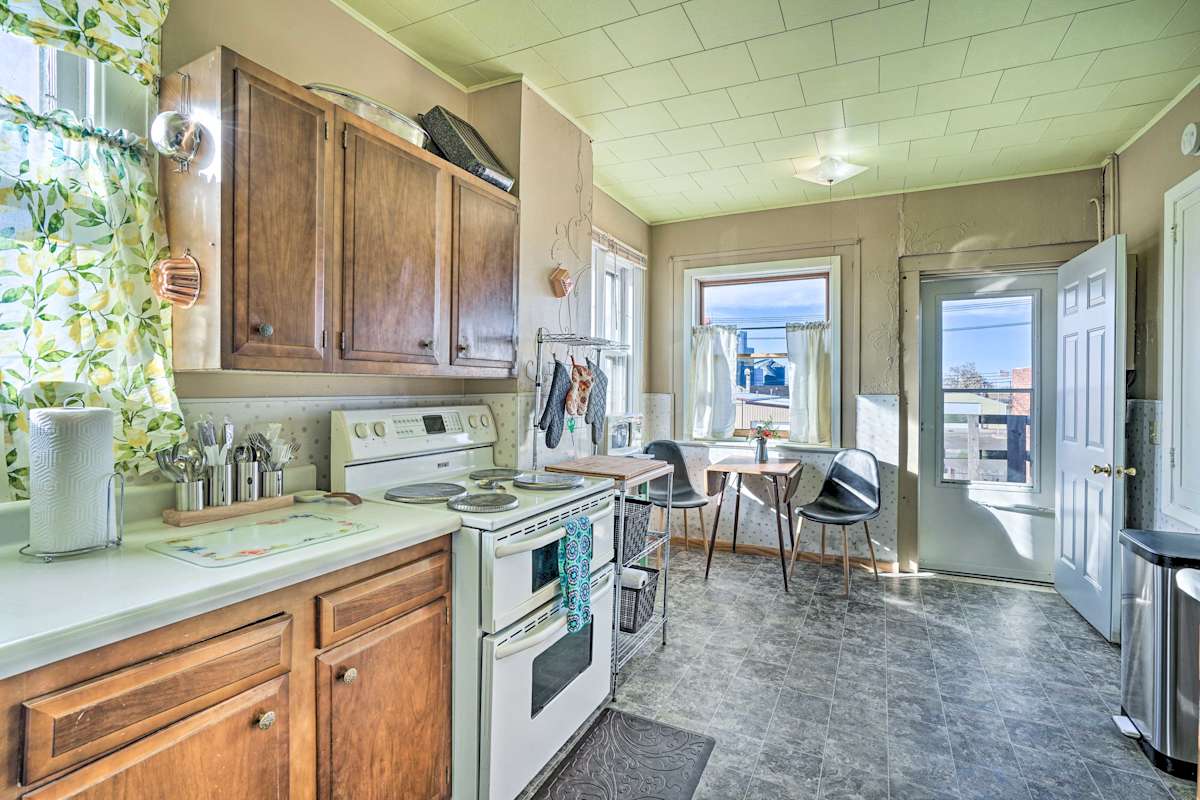 PetFriendly Downtown Hettinger Apt w/ Yard! Evolve