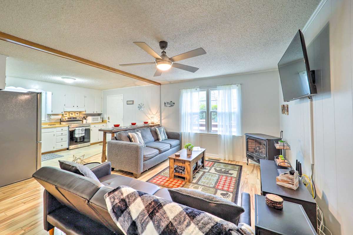 Updated Cabin in Golf Community w/ Pool Access Newland, NC Evolve