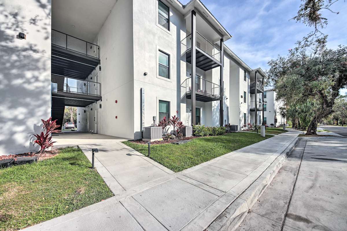 LaBelle Apartment, Close to Parks! Evolve