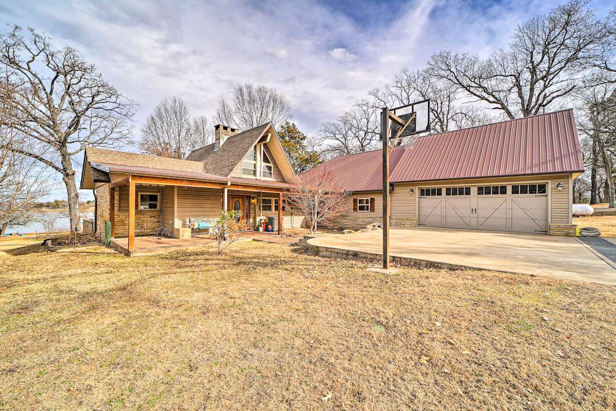 Spacious Lakeside Getaway w/ Fire Pit Stigler, OK Evolve