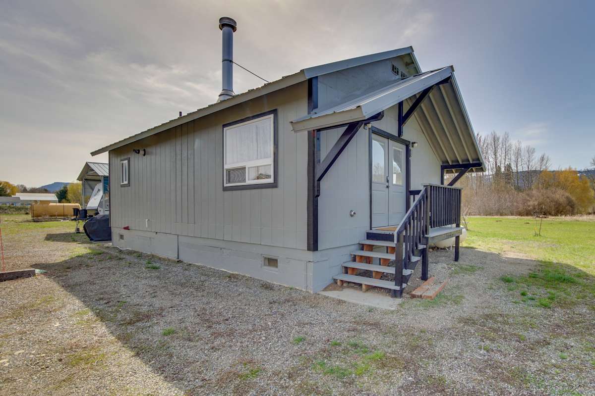 Cozy Cle Elum Cabin w/ 3 Acres & Stocked Pond Evolve