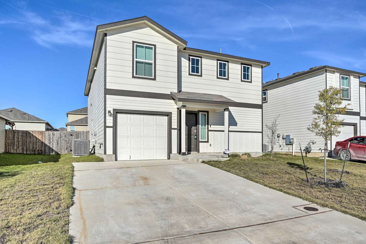 Converse Home 12 Mi to Downtown San Antonio! Evolve