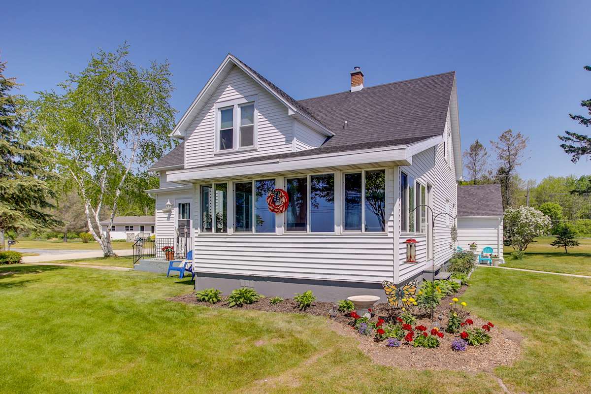 Two Rivers ‘Thiede House’ Walk to Lake Michigan! Evolve