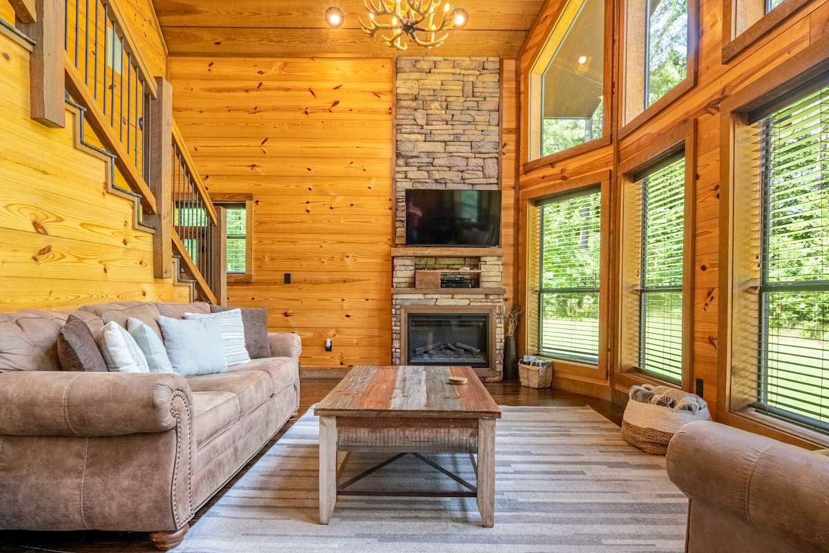 Chic Broken Bow Retreat w/ Hot Tub & Fire Pit Evolve