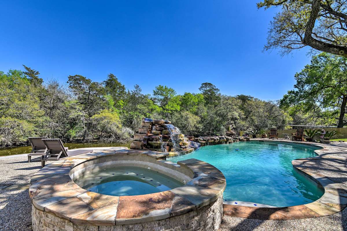 FamilyFriendly Hitchcock Home w/ Pool & Hot Tub! Evolve