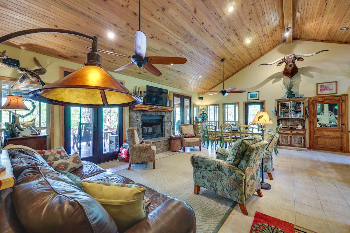 Spacious Riverfront Cabin Near Local Attractions! Glenwood, AR Evolve