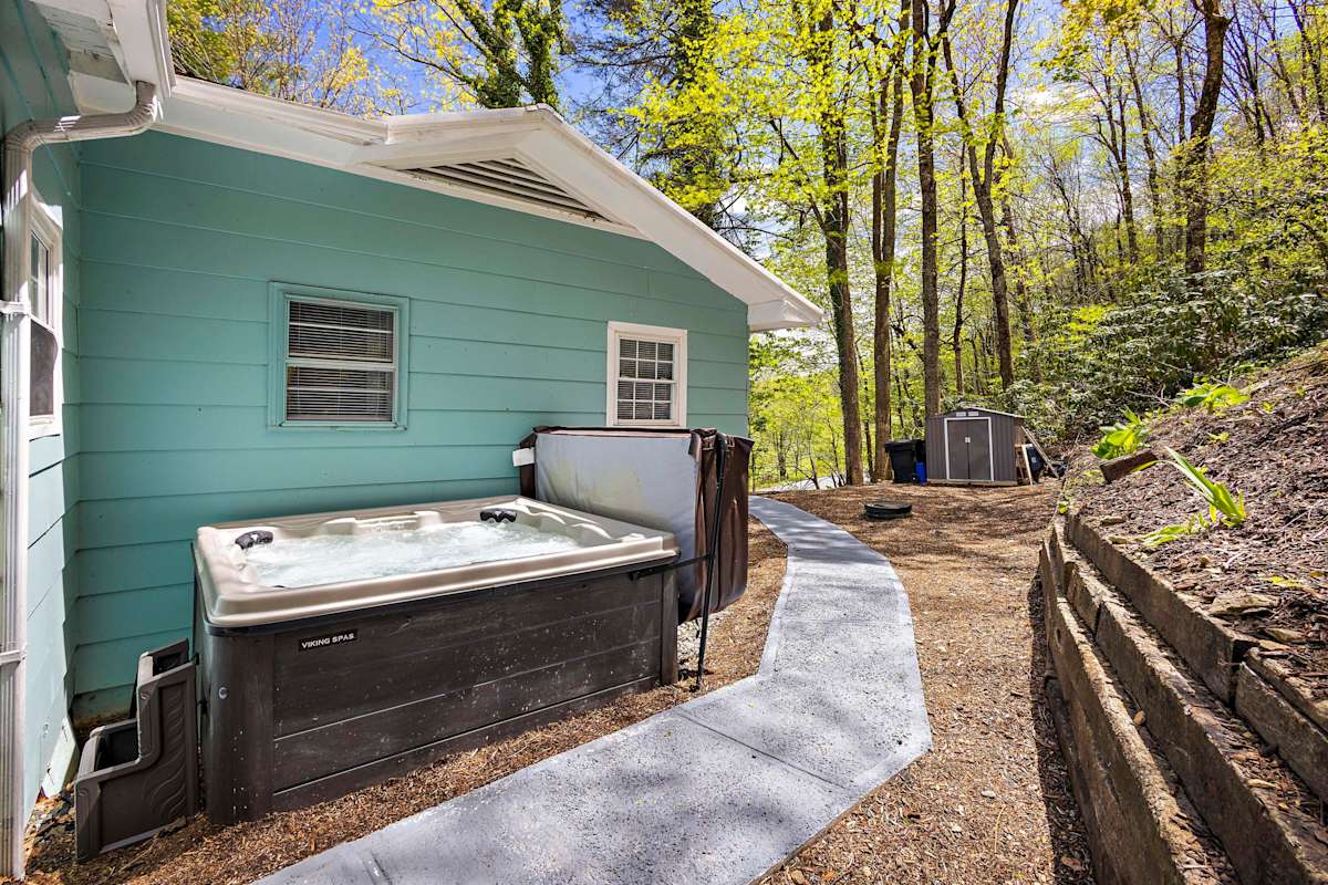Boone Vacation Rental w/ Private Hot Tub & Deck Evolve