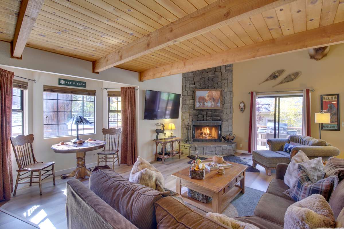 ‘Dancing Bear Lodge’ 1 Mi to Big Bear Lake! Evolve