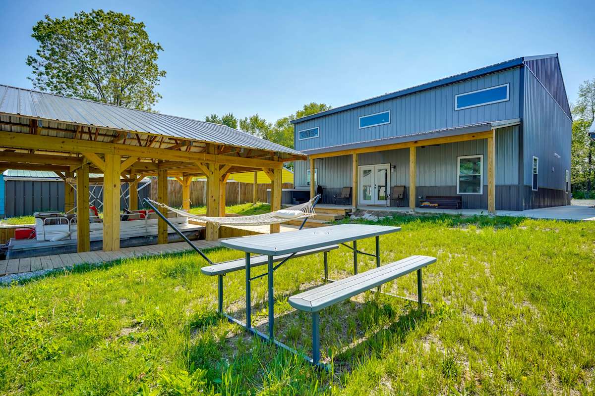 Waterfront Buckeye Lake Vacation Rental w/ Hot Tub Thornville, OH