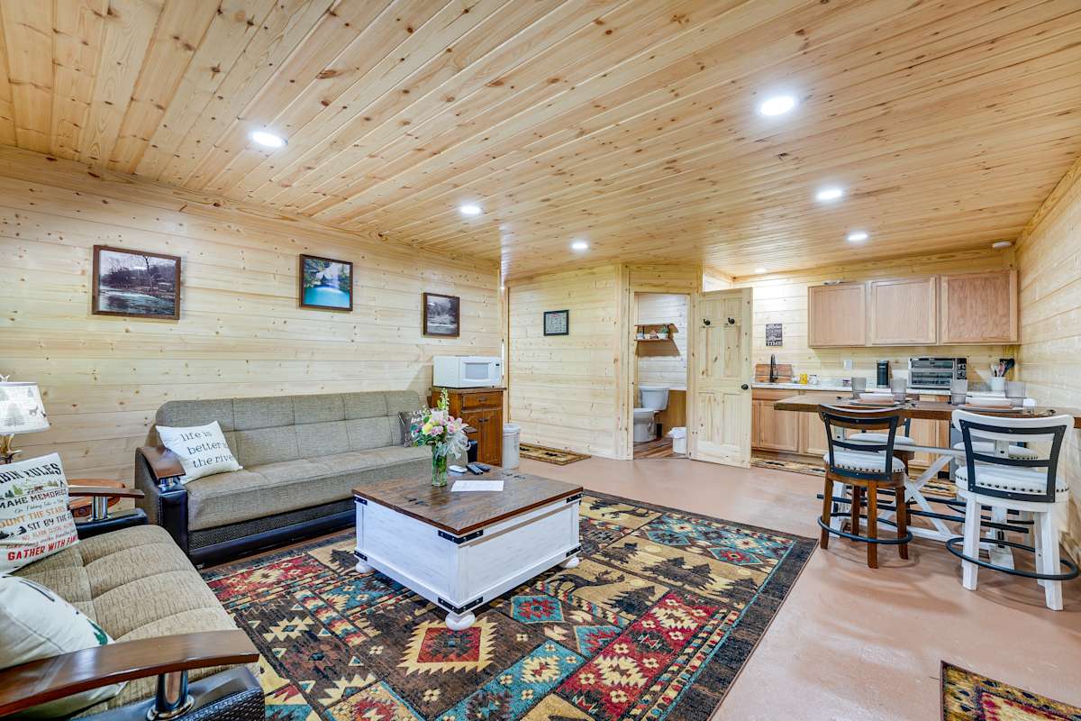 Charming Cabin Near Roaring River State Park! Cassville, MO Evolve