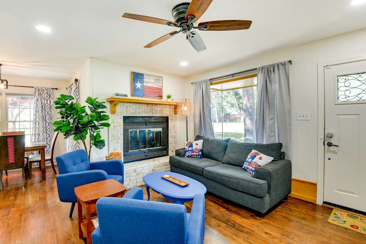 River Oaks Home 4 Mi to Fort Worth Stockyards! Evolve