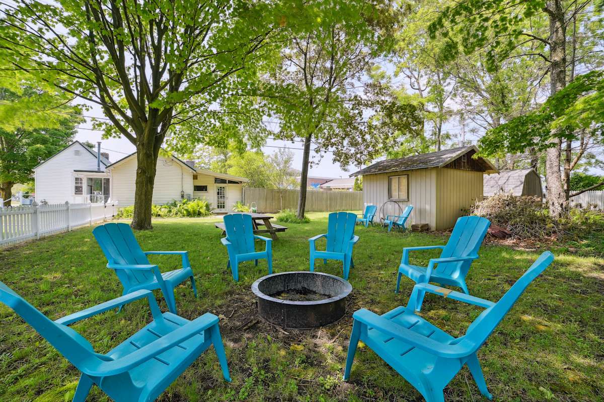 Boyne City Cottage Walk to Downtown & Lake! Evolve