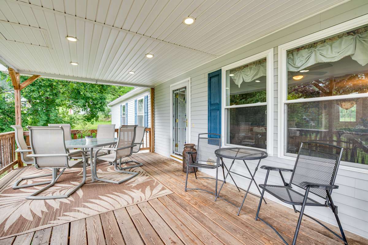 Charming Berwick Retreat w/ Gas Grill & Deck! Evolve