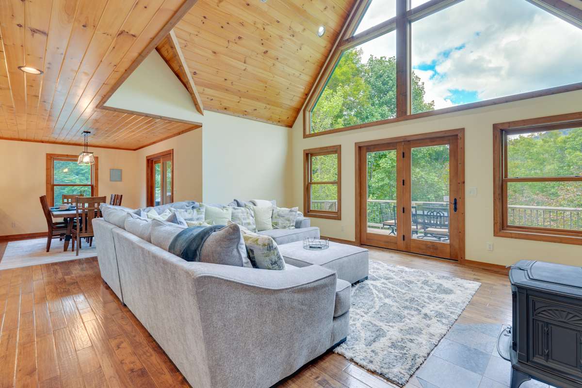 Roan Mountain Home w/ Deck Near Appalachian Trail! Evolve