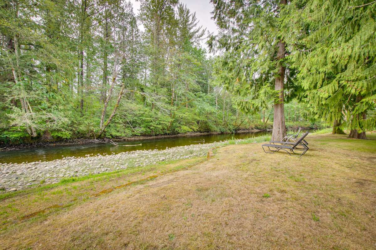 Riverfront Rental w/ Deck 4 Mi to Wallace Falls! Sultan, WA Evolve