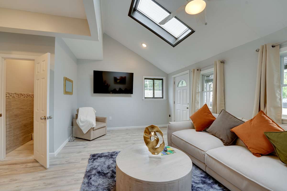 Stylish Harveys Lake Apt Steps to the Water! Evolve