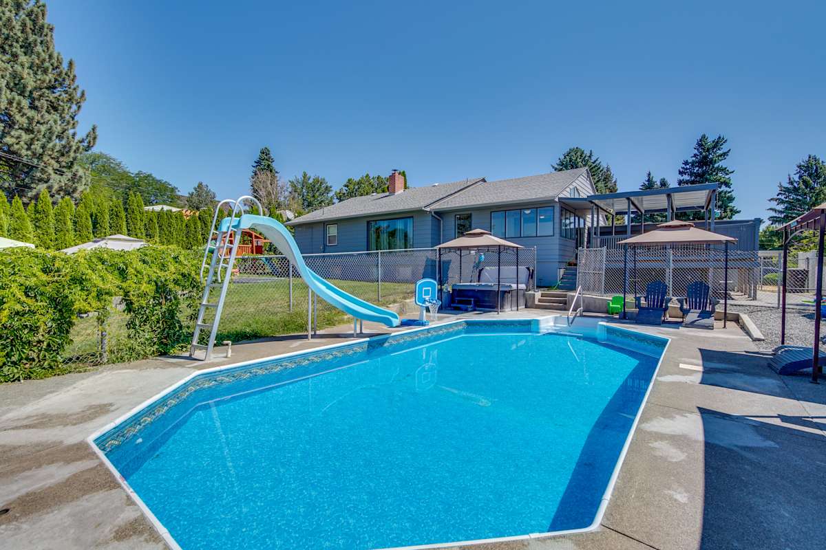 Yakima Home Rental Seasonal Outdoor Pool, Hot Tub Evolve