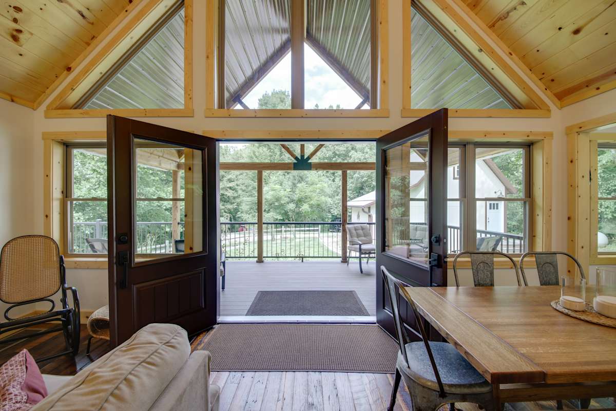 FamilyFriendly Indiana Cabin w/ Hot Tub & Decks Bloomfield, IN Evolve