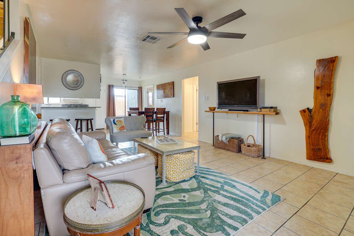 San Antonio Townhome 3 Mi to Lackland AFB! Evolve