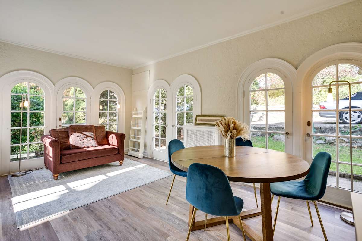 Historic Mamaroneck Guest House Walk to Harbor! Evolve