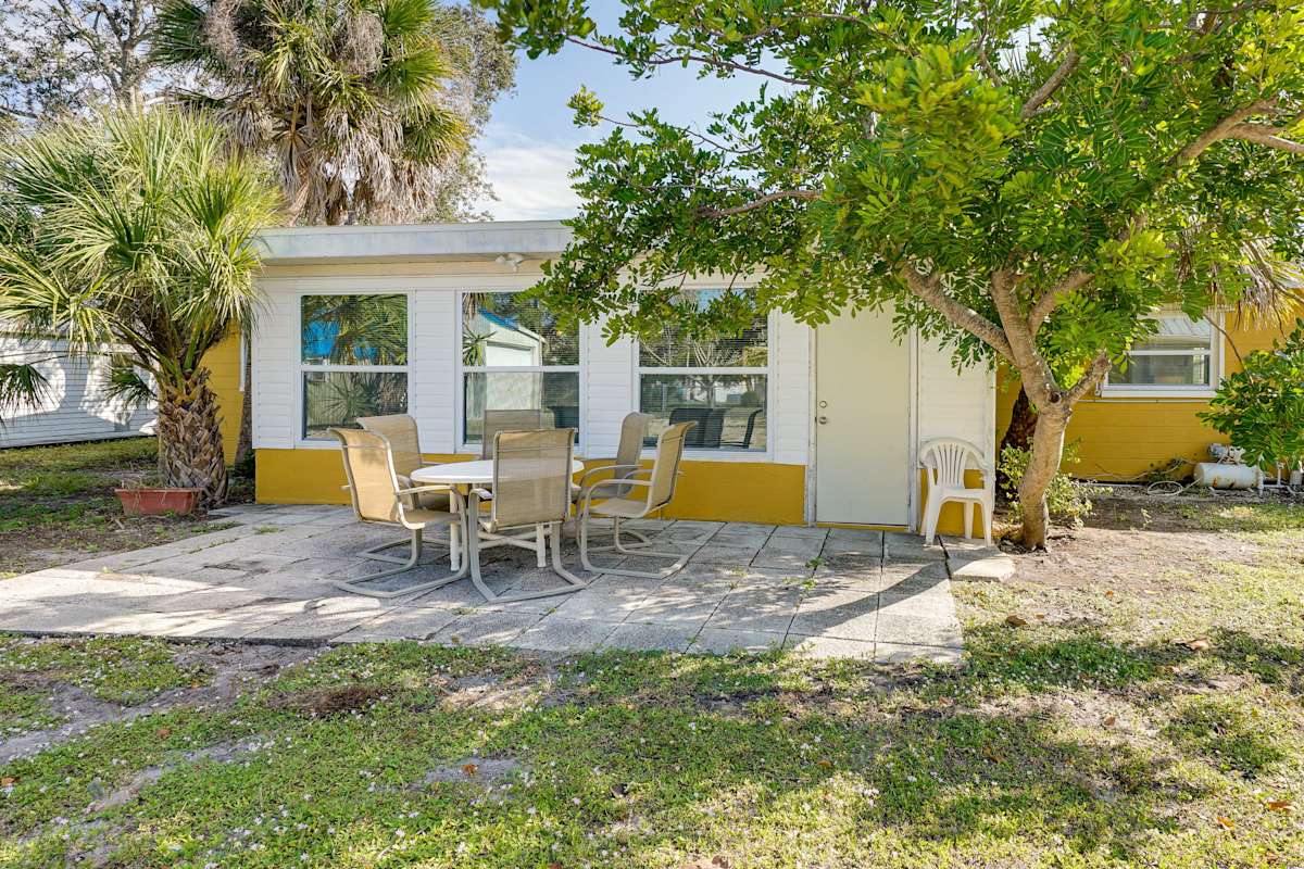 PetFriendly Englewood Home 4 Mi to Beach! Evolve