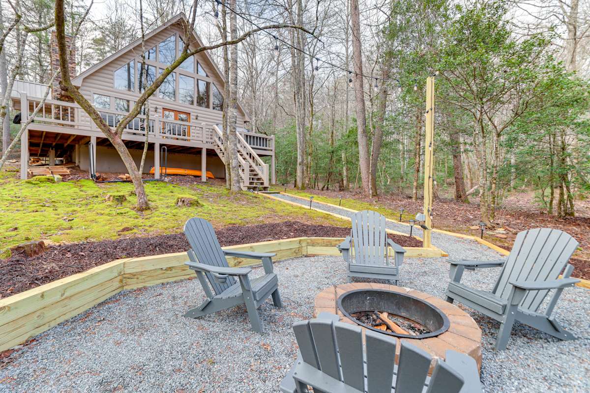 Peaceful Cabin w/ Hot Tub 11 Mi to Blue Ridge! Epworth, GA Evolve