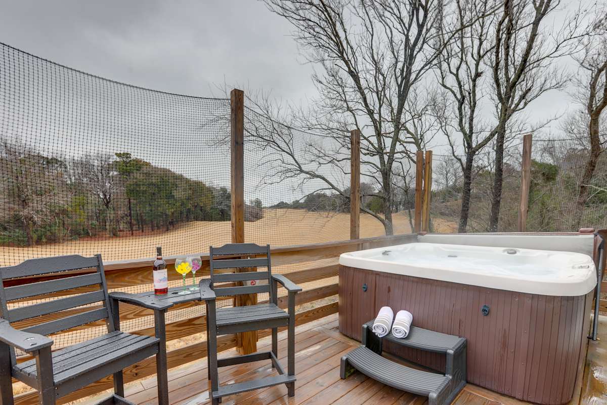 Kitty Hawk Apartment w/ Hot Tub - 1 Mi to Beach!
