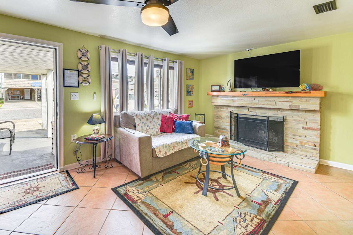 < 1/2 Mi to Beach Access + Pier: OBX Getaway