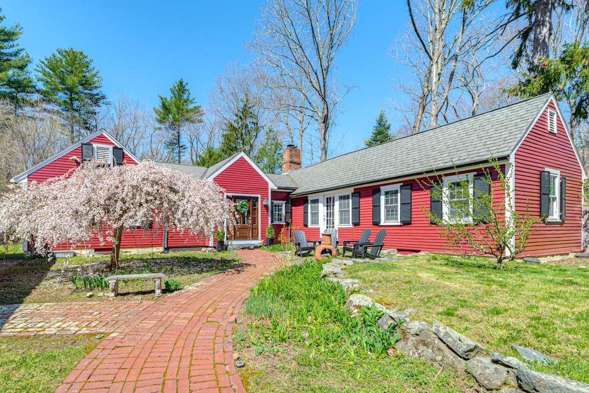 4 Mi to Noannet Pond: Pet-Friendly Home w/ Yard