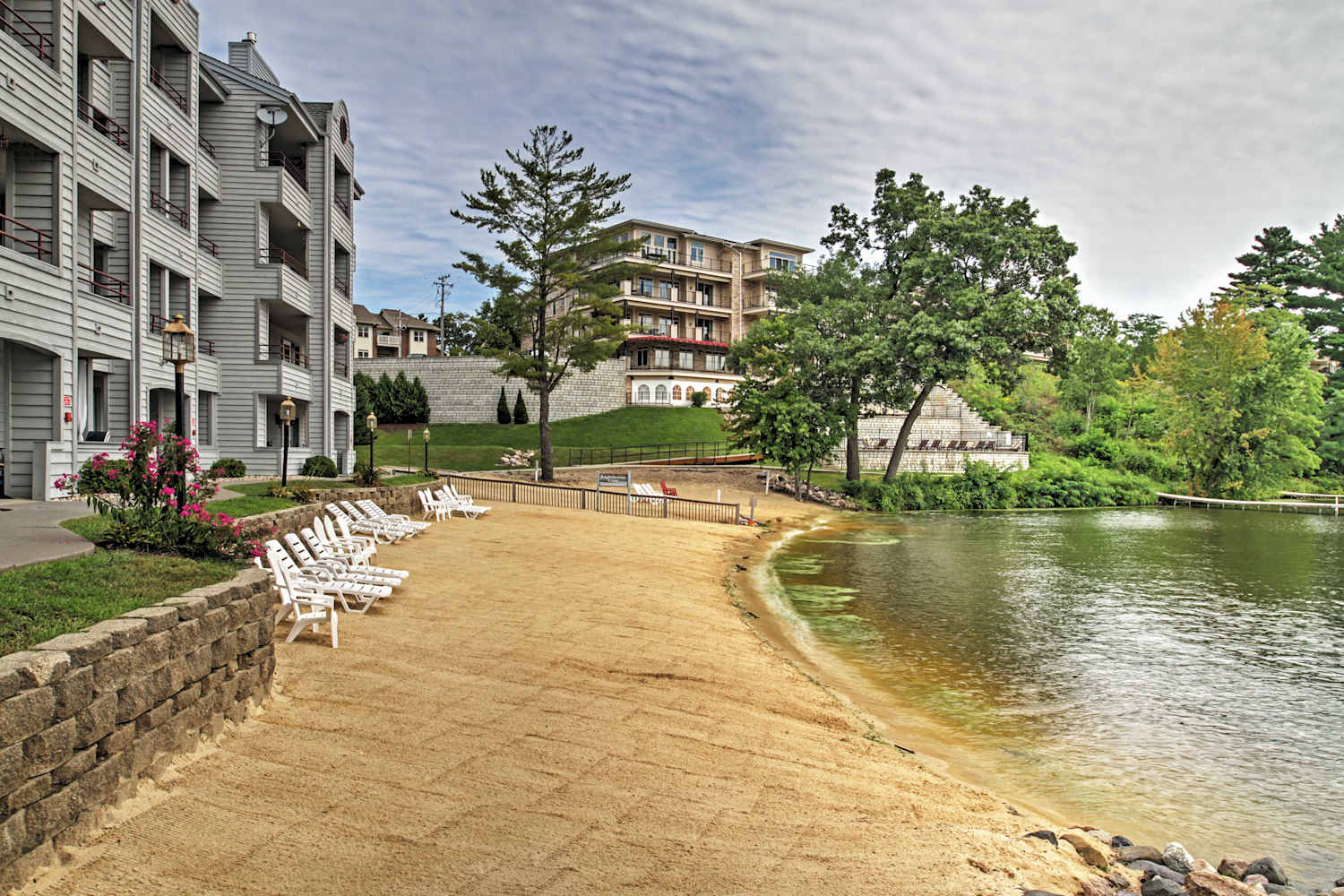 Waterfront Lake Delton Condo w/Pool & Spa Access!