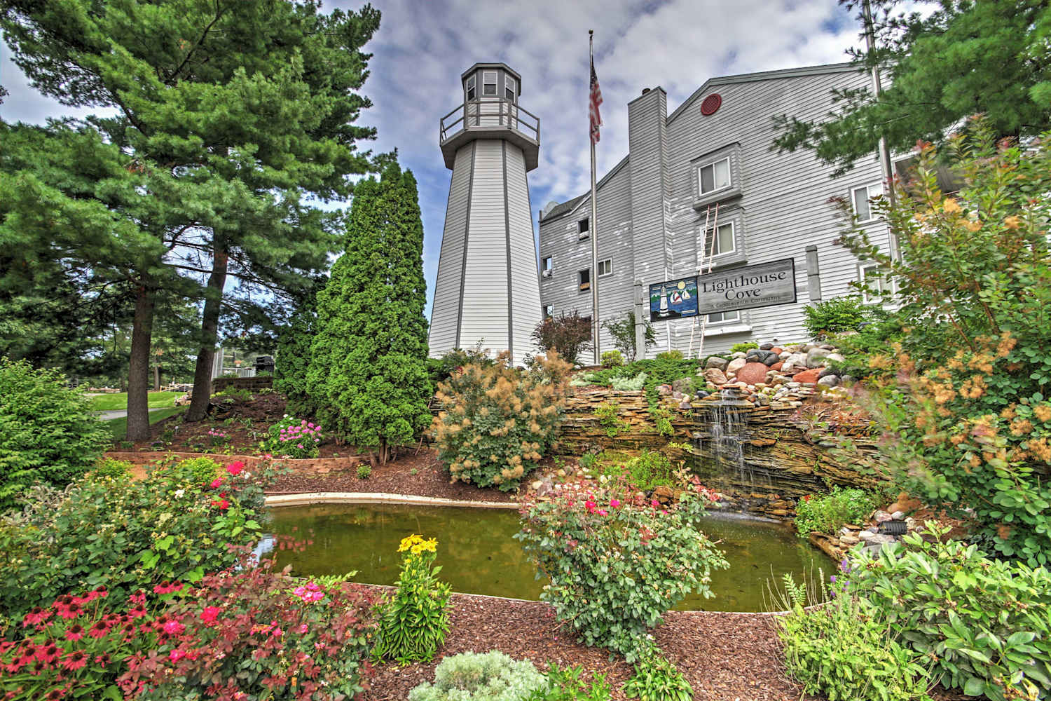 Waterfront Lake Delton Condo w/Pool & Spa Access!