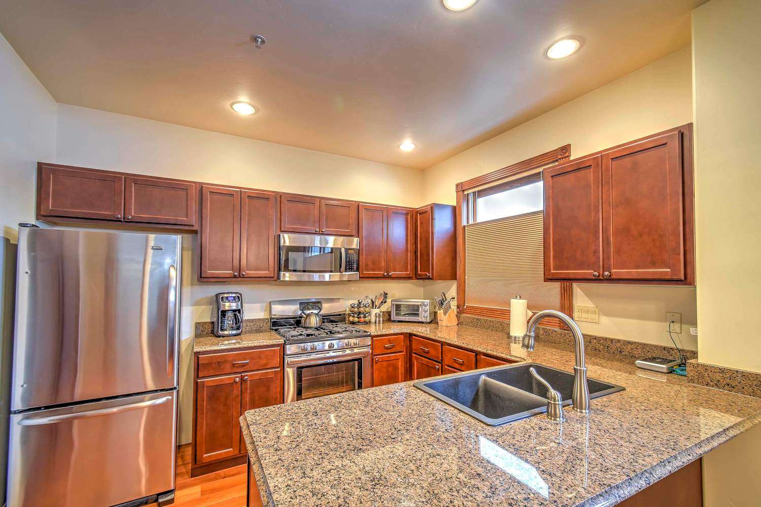 Cozy Central Glenwood Springs Condo w/ 2 Decks!