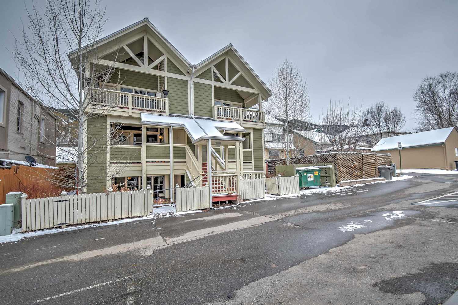 Cozy Central Glenwood Springs Condo w/ 2 Decks!