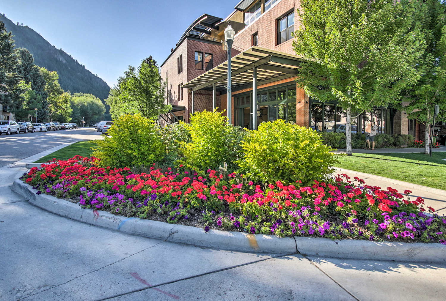 Aspen Condo w/Balcony & Fireplace Mins to Slopes!