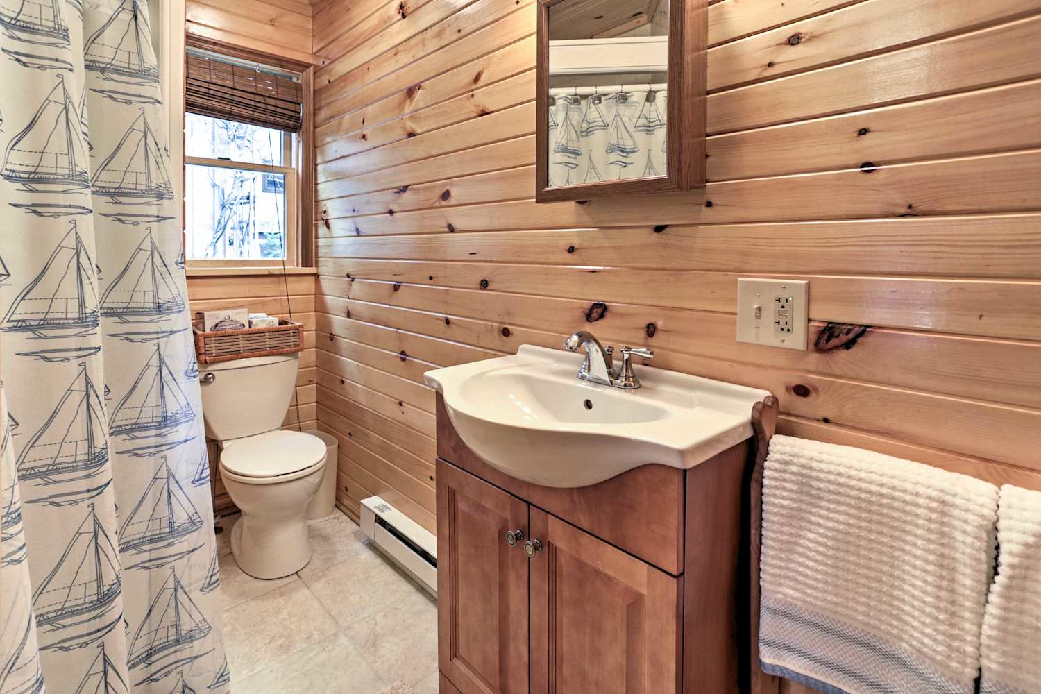 Bolton Landing CottageSteps to Beach!