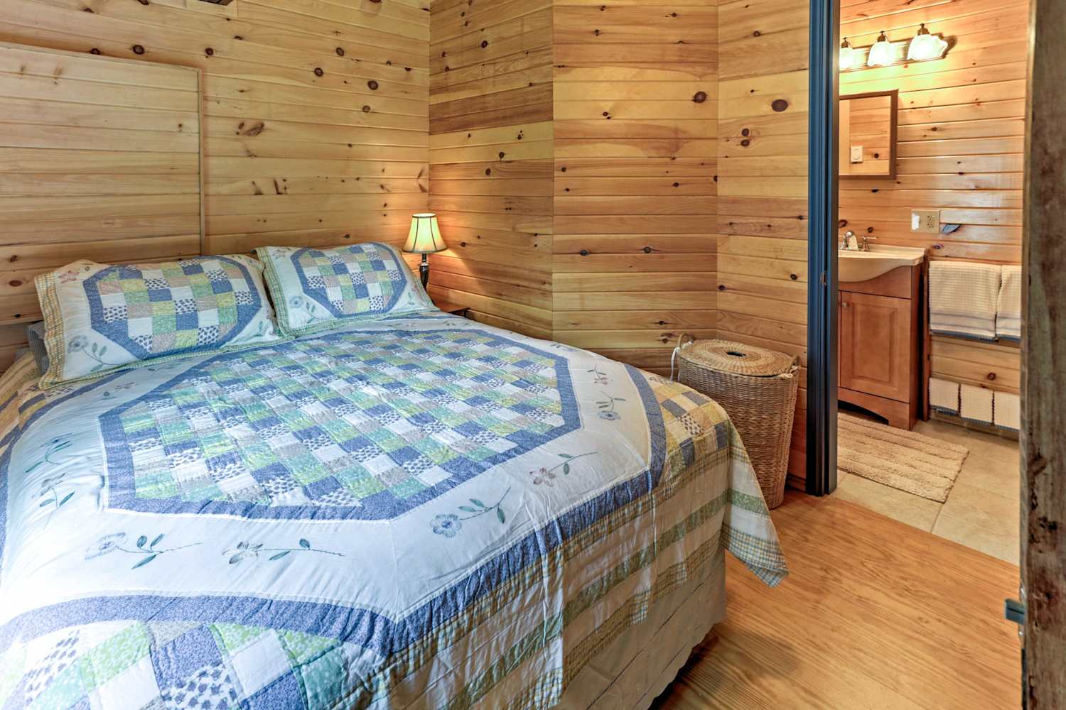 Bolton Landing CottageSteps to Beach!