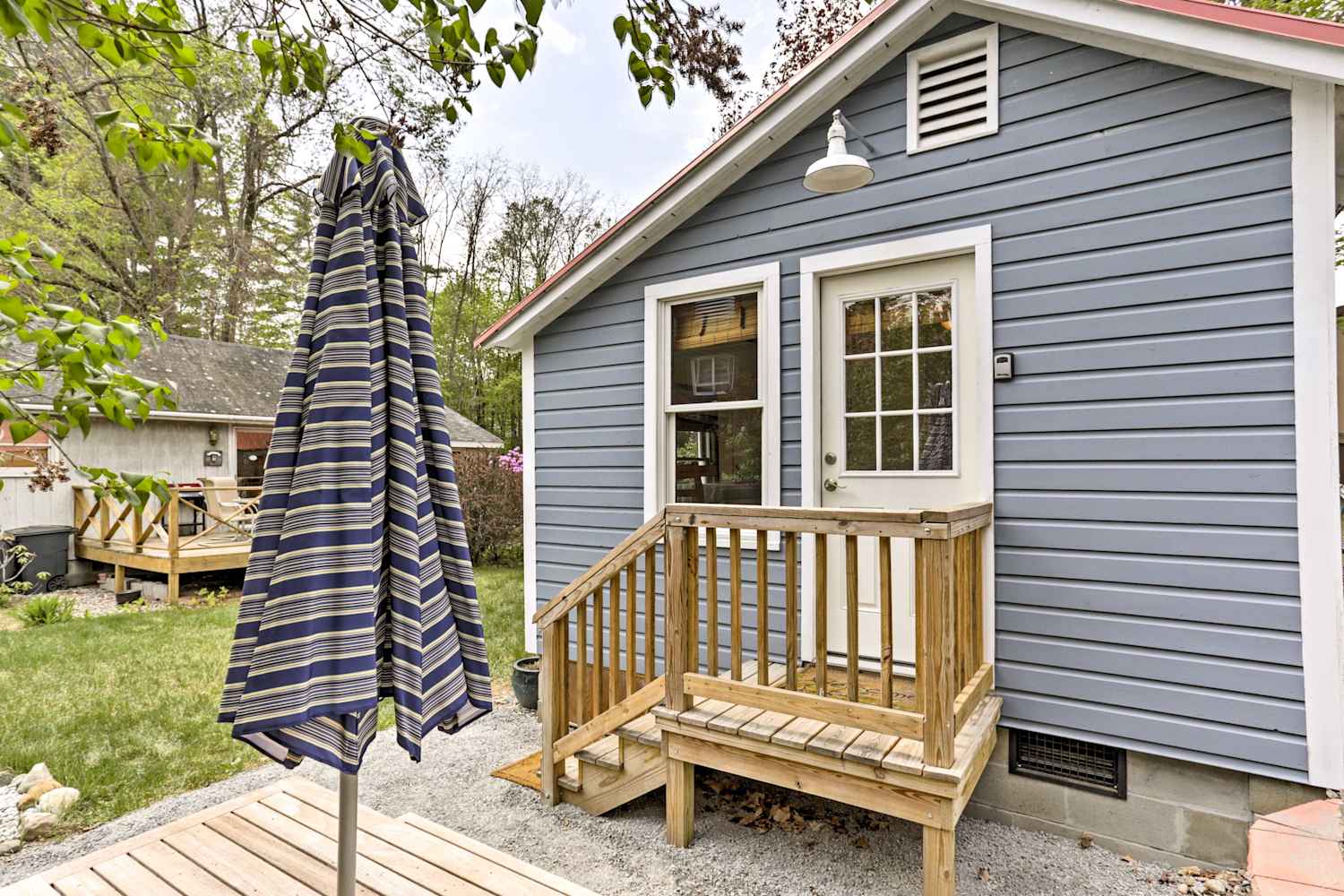 Bolton Landing CottageSteps to Beach!